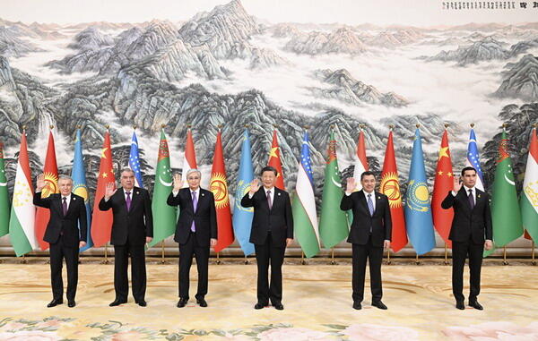 Xinhua photo of summit participants from Kazakhstan, Kyrgyzstan, Tajikistan, Turkmenistan and Uzbekistan.